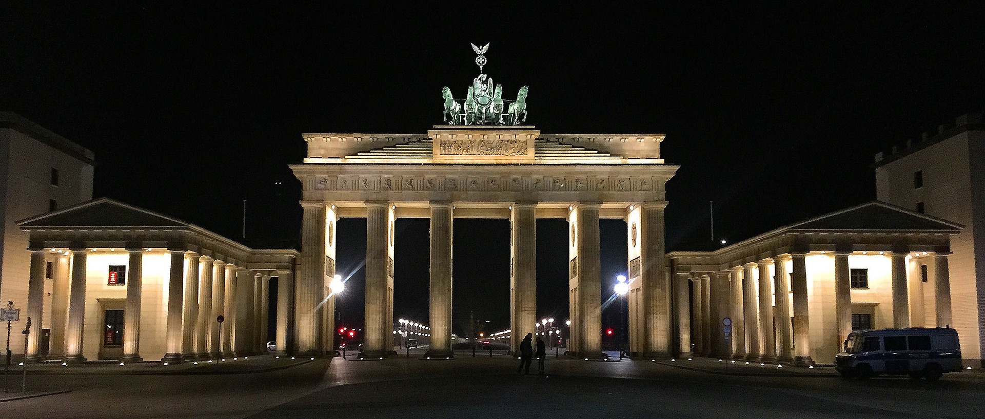 The picture shows Brandenburg tor by night